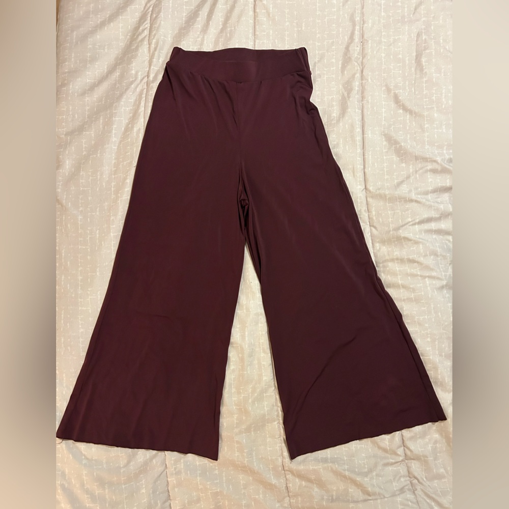 Cropped wide leg athletic pants w elastic waist band